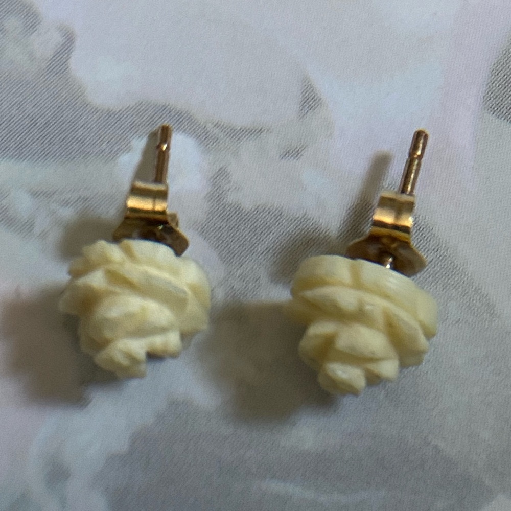 Beautiful Solid 14k Gold  Ivory Celluloid Rose Carved Stud Vintage Earrings.